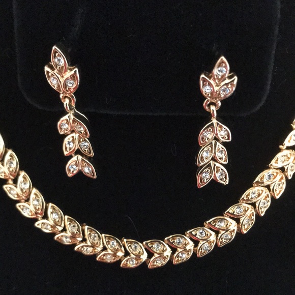 Goldtone Leaf earrings & Necklace - Picture 2 of 10